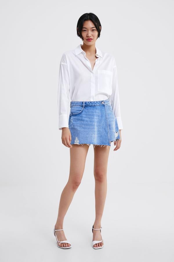 La camisa blanca clásica (25.95 euros en Zara) combinada con una minifalda vaquera, una combinación que siempre funciona.