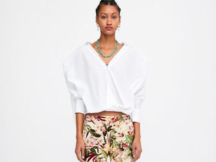 Fotos: 20 formas (diferentes) de llevar la camisa blanca esta primavera, según Zara