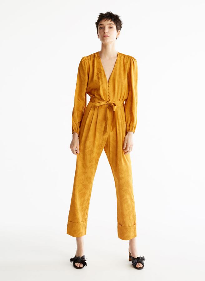 Mono de jaquard, con bajo de vuelta y cinturón del mismo tejido, 129 euros.