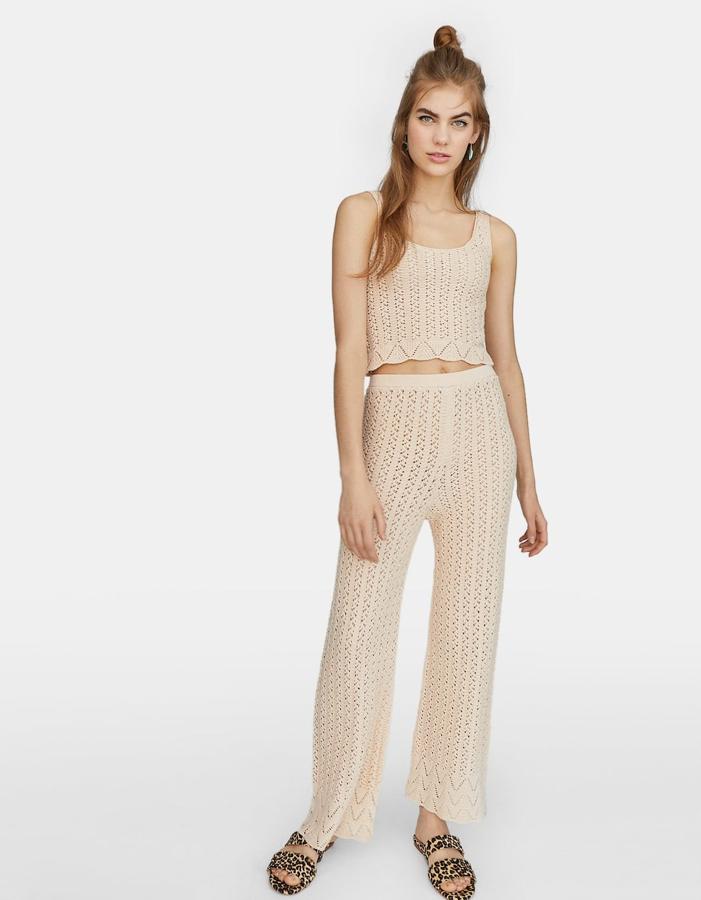 Pantalón cullotte de tricot calado (25,99 euros) combinado con top a juego de tirantes (15,99 euros).