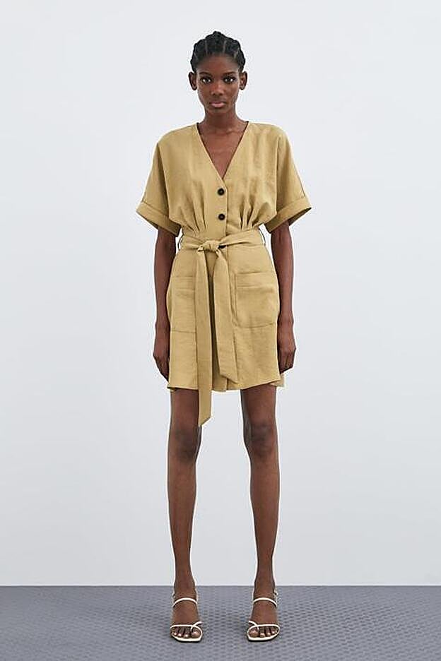 Vestido mini de Zara.
