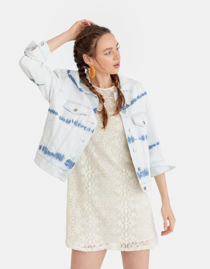 Ya hemos visto que el tie-dye es uno de los estampados de momento y que encuentra en el denim su mejor alido. Esta chaqueta vaquera la firma Stradivarius y su precio es de 29,99 euros.
