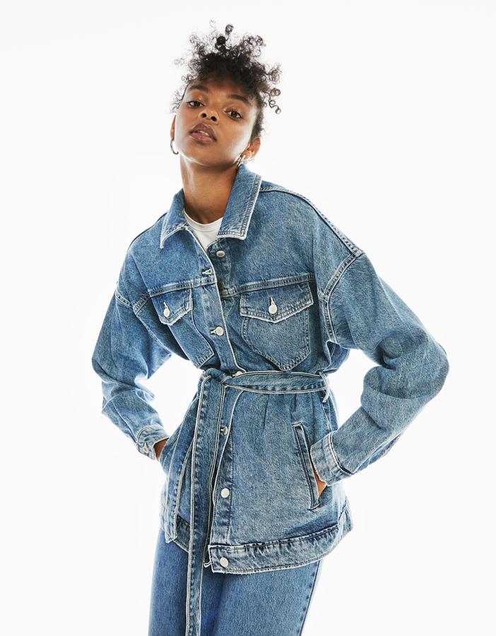 Una de las más estilosas del momento, larga y con cinturón ajustable que le da un plus de estilo. Es de Bershka y cuesta 35,99 euros.