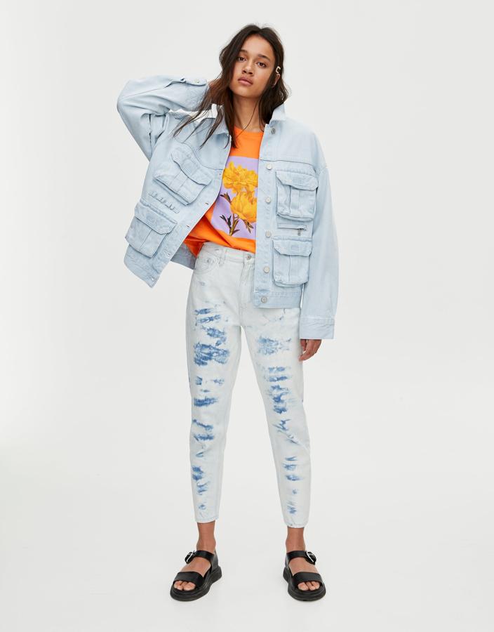 Modelo "worker" multibolsillos en un denim clarito, 39,99 euros.