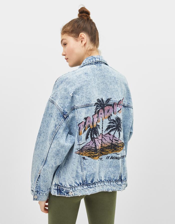 Los detalles importan y el dibujo de la espalda de esta cazadora de Bershka es la clave para que sea tan irresistible. Su precio es de 35,99 euros.