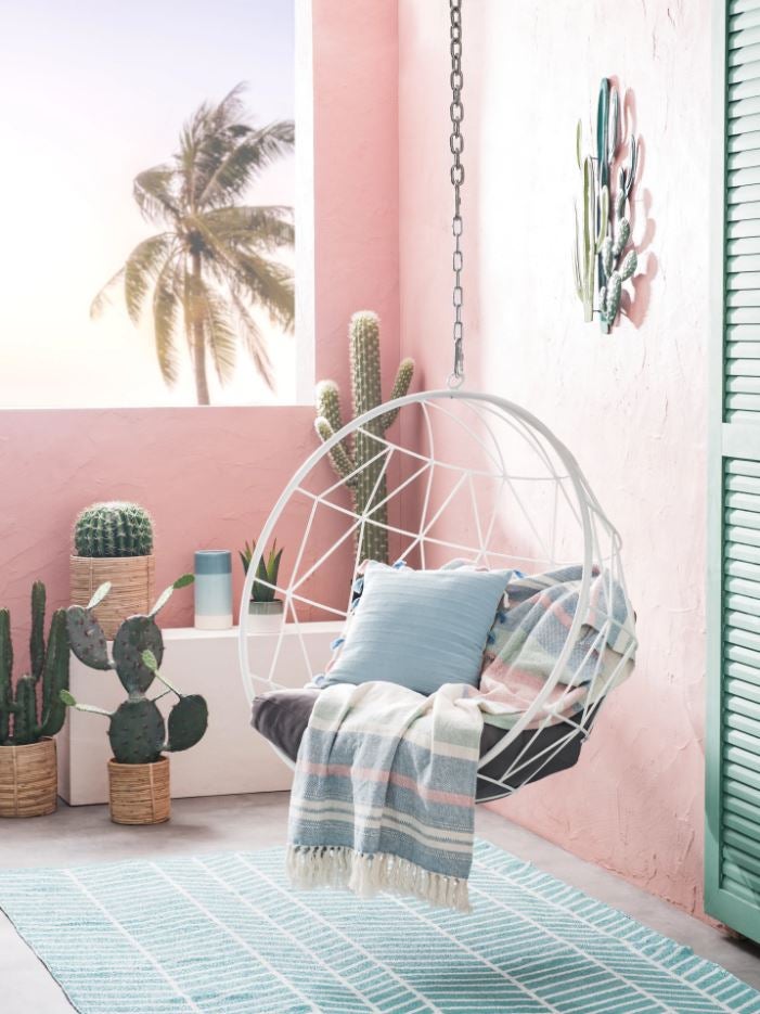 ¿No os imagináis leyendo un buen libro, relajada, en esta terreza decorada en tonos pastel?