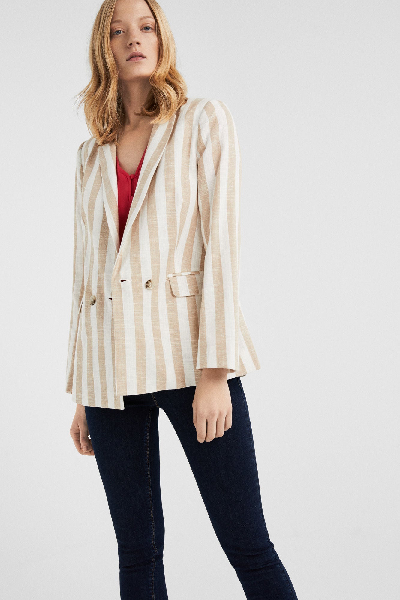 Blazer con rayas de color crudo: 55,99 euros en Springfield.
