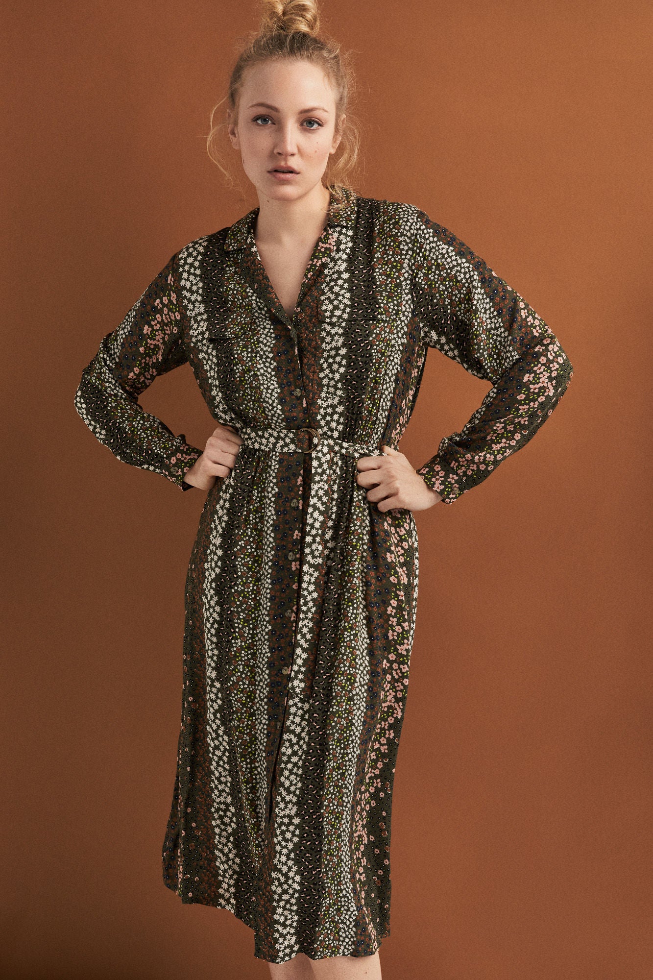 Vestido camisero con mini flores: 39,99 euros en Springfield.