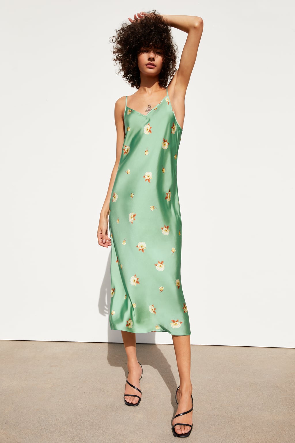 Vestido largo en color verde claro con flores estampadas: 2995 euros en Zara.