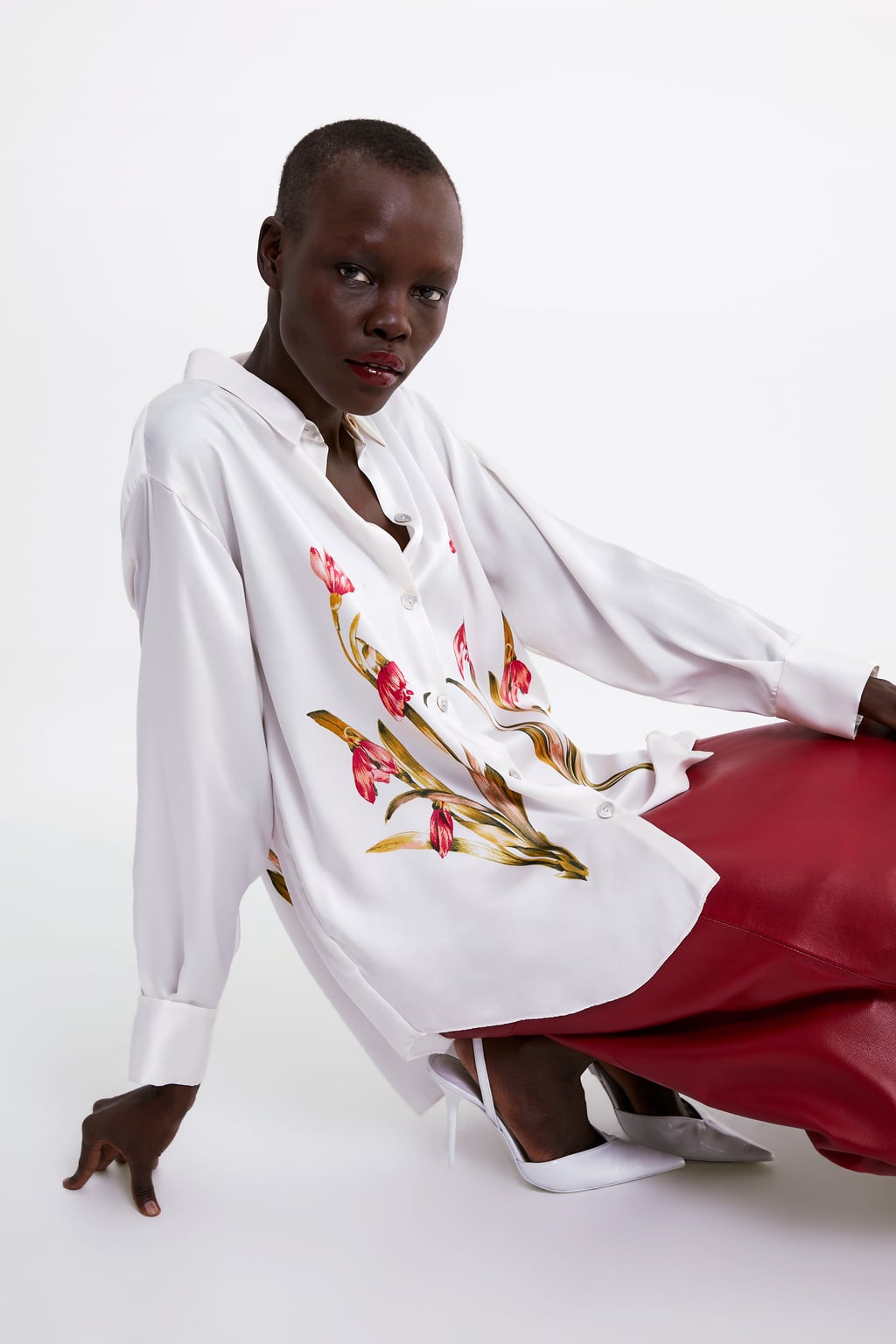 Camisa blanca con estampado floral de Zara: 29,95 euros.