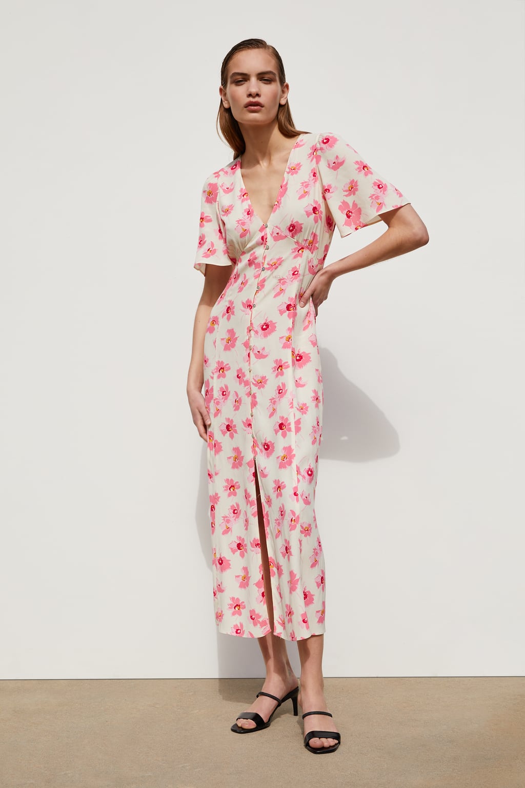 Vestido largo estilo camisero con escote en V y estampado de flores: 29,95 euros en Zara.