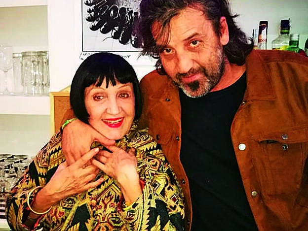 Christine Spengler con el realizador Xavi Herrero.