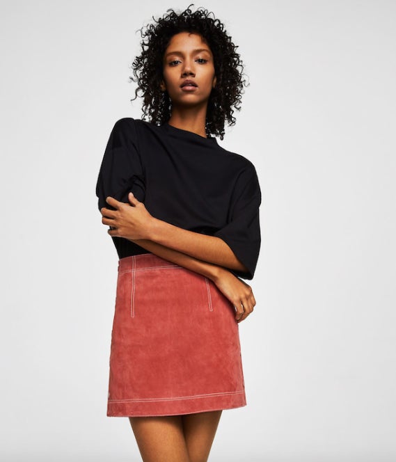 Falda de piel con pespuntes: 25,99 euros en Mango Outlet. Disponible en más colores.