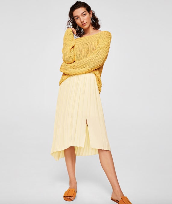 Falda plisada midi en color amarillo pastel de Mango Outlet: 19,99 euros.