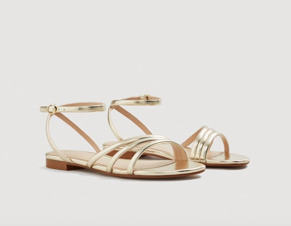 Sandalias con tiras doradas: 17,99 euros en Mango Outlet.