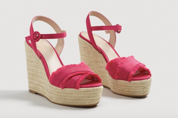Sandalias de esparto con tiras fucsias: 19,99 euros en Mango Outlet.