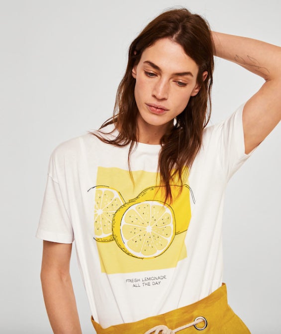 Camiseta de algodón con estampado de de alimentos, disponible en otros colores: 6,99 euros en Mango Outlet.