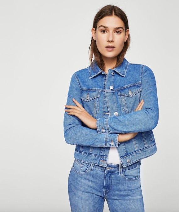 Cazadora denim en color azul medio de Mango Outlet: 19,99 euros.