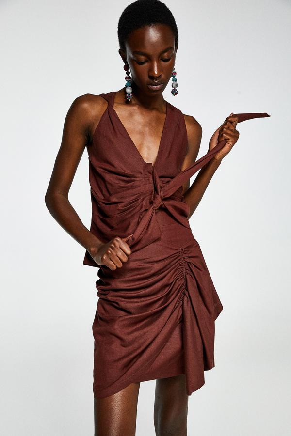 Esta minifalda de Sfera (35.99 euros), además de hacerte más delgada, favorecerá el tono de tu piel y te hará parecer más bronceada.