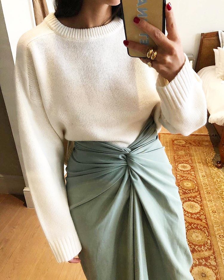 La cuenta oficial de Instagram de Who What Wear nos mostraba este look de la 'influencer' Bettina Looney para mostrarnos un jersey comodín que combina con todo. Sin embargo, a nosotras lo que de verdad nos ha llamado la atención de este look es la maravillosa falda verde aguamarina...