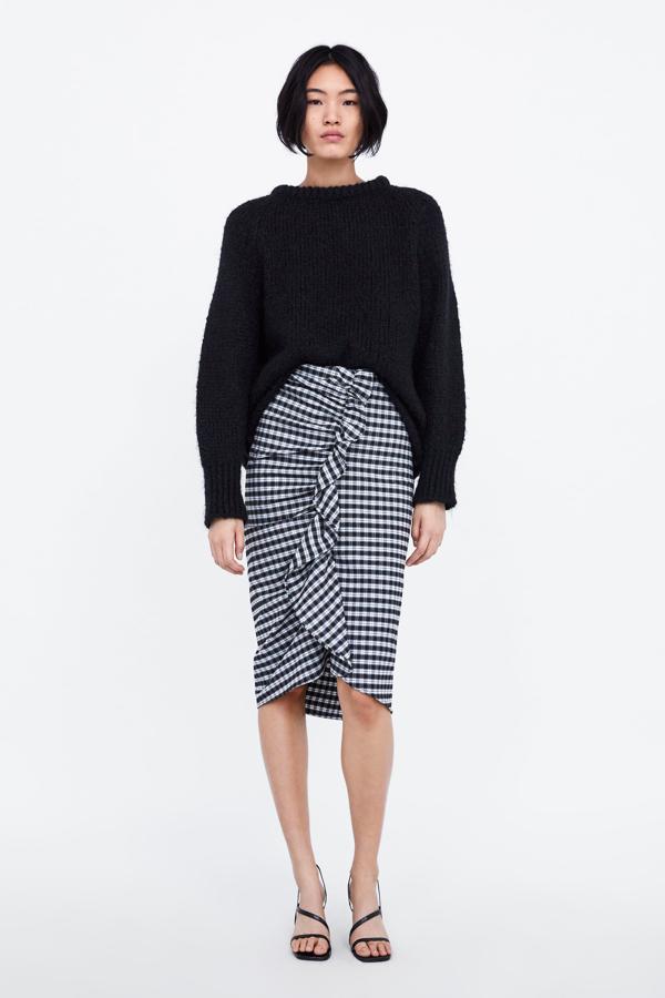 Esta falda de Zara (25.95 euros) te ayudará a disimular volumen en tus caderas con su fruncido delantero en forma de volante vertical.