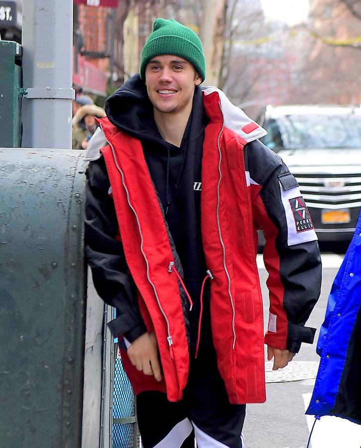 Es tal la depresión de Justin Bieber tiene, que se ha visto obligado a retrasar, dos veces, su boda con Hailey Baldwin. El cantante está sumido en una tristeza de la que de momento no sabe salir.