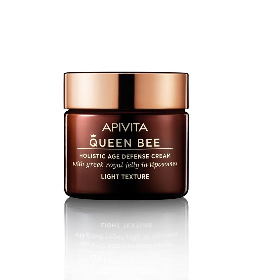 Esta crema de día, indicada para piel normal-mixta, contiene un 95% de ingredientes naturales entre los que destaca la jalea real griega encapsulada en liposomas (acelera la regeneración, reduce las arrugas e incrementa la elasticidad y la vitalidad) el extracto de ziziphus (incrementa la elasticidad de la piel y redefine el óvalo facial) y el extracto de rabdosia rubescens (previene la aparición de manchas oscuras y rojeces, aporta luminosidad y un tono de piel uniforme).  Crema Antienvejecimiento Holística de Textura Ligera Queen Bee de Apivita  (85 €).