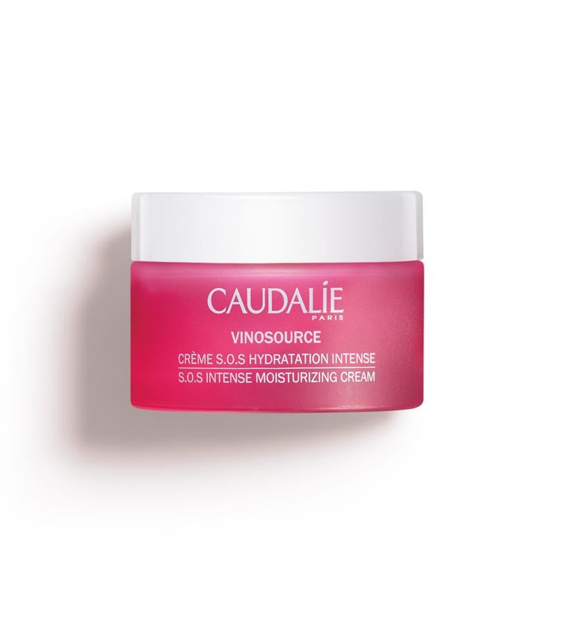 Agua de uva bio, polifenoles de pepitas de uva, escualeno de oliva y aceite de borraja forman el 97% de ingredientes de origen natural. De textura untuosa, calma las pieles secas más sensibles, que recobran suavidad y resplandor. Las rojeces y la sensación de tirantez desaparecen y se obtien una sensación de confort.  Crema S.O.S Hidratación Intensa de Caudalíe  (25,20 €); a la venta a partir de abril.