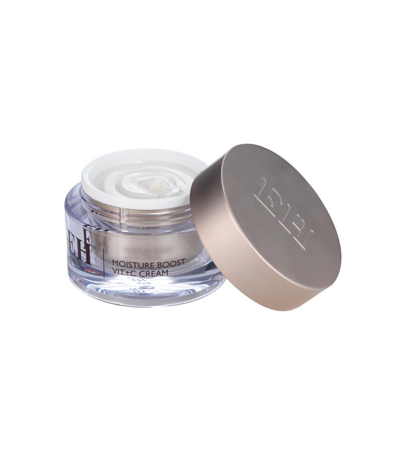 Su mezcla de vitamina B3 y vitamina C de liberación prolongada reduce la aparición de manchas oscuras y aumenta la producción de colágeno; lo que deja una piel más saludable, luminosa y unificada y reduce los signos visibles del envejecimiento. El extracto de algas rojas tiene un efecto reverso sobre el daño causado por los rayos UV y las enzimas de calabaza, la manteca de karité y el aceite de semilla de uva fomentan una mayor renovación celular y regeneración.  Moisture Boost Vit+C Cream de Emma Hardie  (63 €).