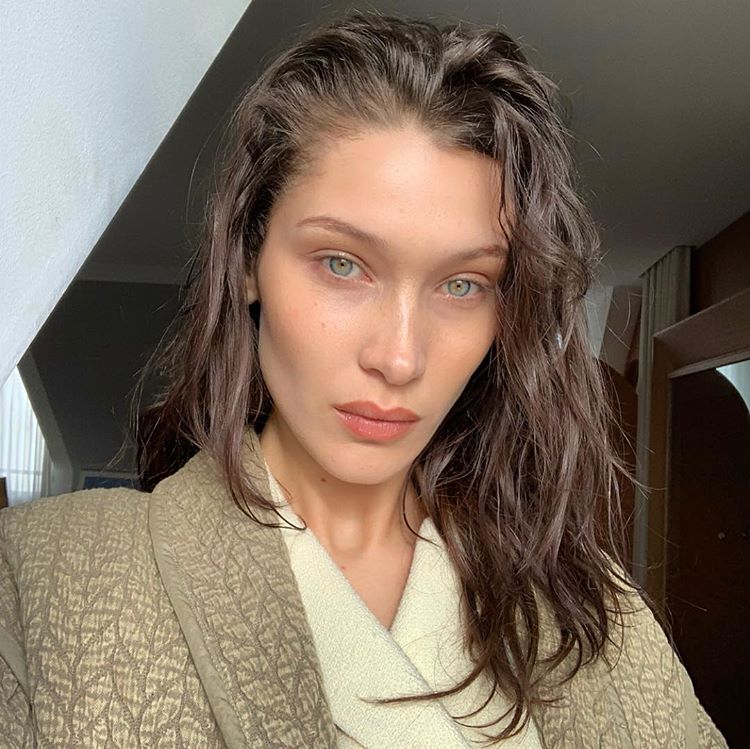 Bella Hadid no tiene ningún problema en demostrar que a las top models también les salen ojeras del cansancio.