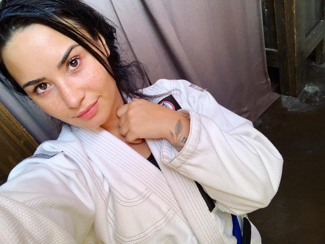 No es la primera vez que Demi Lovato publica un selfie sin maquillaje, lo ha hecho en varias ocasiones para mostrar a todos sus seguidores de Instagram las pequitas naturales que decoran su rostro. Este último lo publicó para despedir el año 2018 después de practicar Jiu-jitsu, un arte marcial japonés.