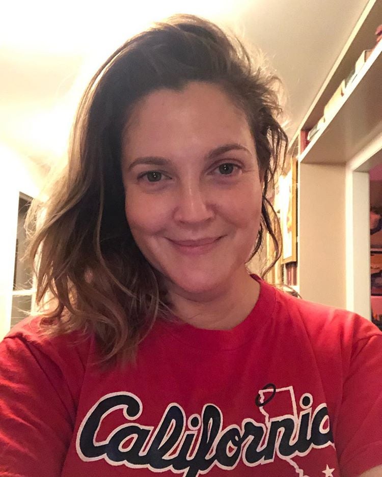 A Drew Barrymore le importa muy poco lo que el resto del mundo pueda pensar de ella cuando está sin maquillar. Hemos perdido ya la cuenta de las veces que la actriz ha compartido un 'nomakeselfie' en su cuenta de Instagram. El más reciente es este de 2019.