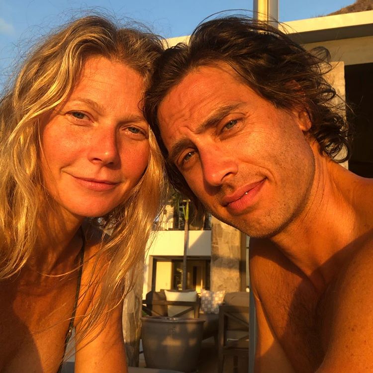Al igual que Drew Barrymore, Gwyneth Paltrow es una experta en compartir selfies sin maquillaje en Instagram. Una maestra en el arte de posar lo más natural posible, y qué momento más natural que fotografiarse tras un buen chapuzón en la playa o en la piscina.