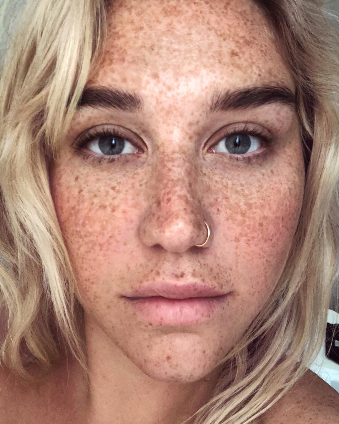 El propósito de la cantante Kesha para recibir el año 2019 fue el de quererse tal y como es en realidad. Sin filtros, sin maquillaje. Y lo celebró con un selfie en Instagram que nunca antes habíamos visto, mostrando su rostro natural, lleno de pecas y tal y como ella confiesa, repleto de "imperfecciones".