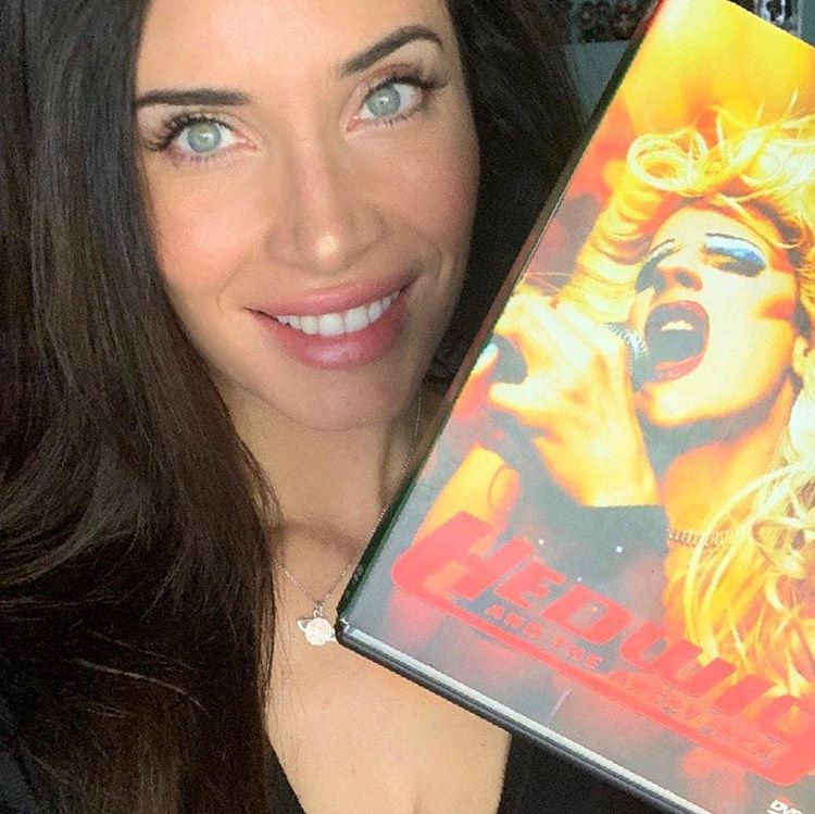 Pilar Rubio  parece mucho más joven en este selfie  que cuando se maquilla tanto. Aunque la colaboradora de 'El hormiguero' tiene un buen truco para salir perfecta en las fotos sin maquillaje: las pestañas postizas.