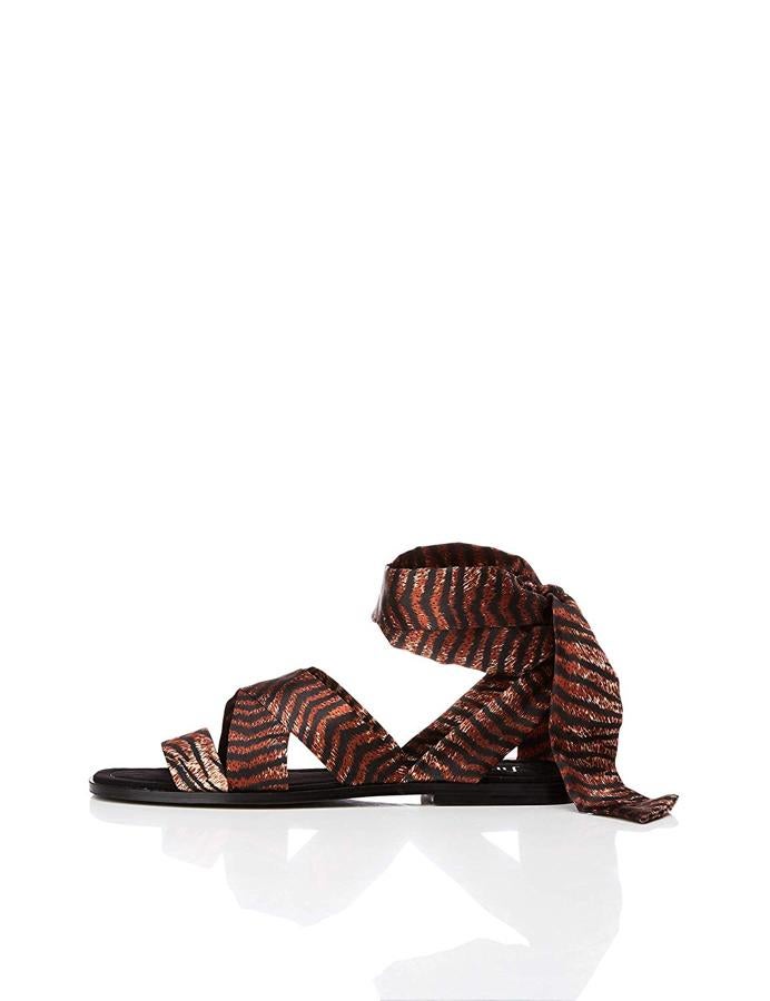 Y queda súper original combinado con estas  sandalias con estampado 'print animal'  (45 euros en Amazon) para un look de día 'casual chic'.