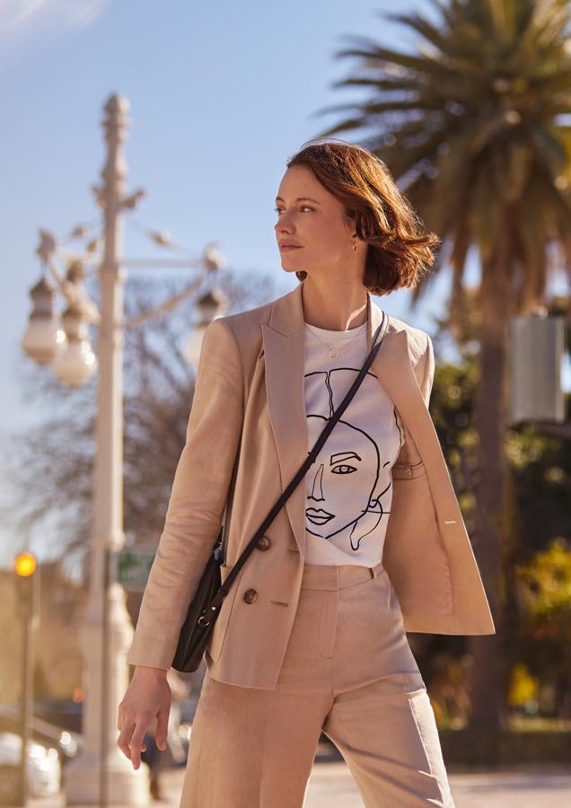 En Amazon también encontramos ideas perfectas para nuestros looks 'working girl' de primavera, como este clásico traje de lino en color natural que toma un 'twist' desenfadado y perfecto al combinarlo con una camiseta.