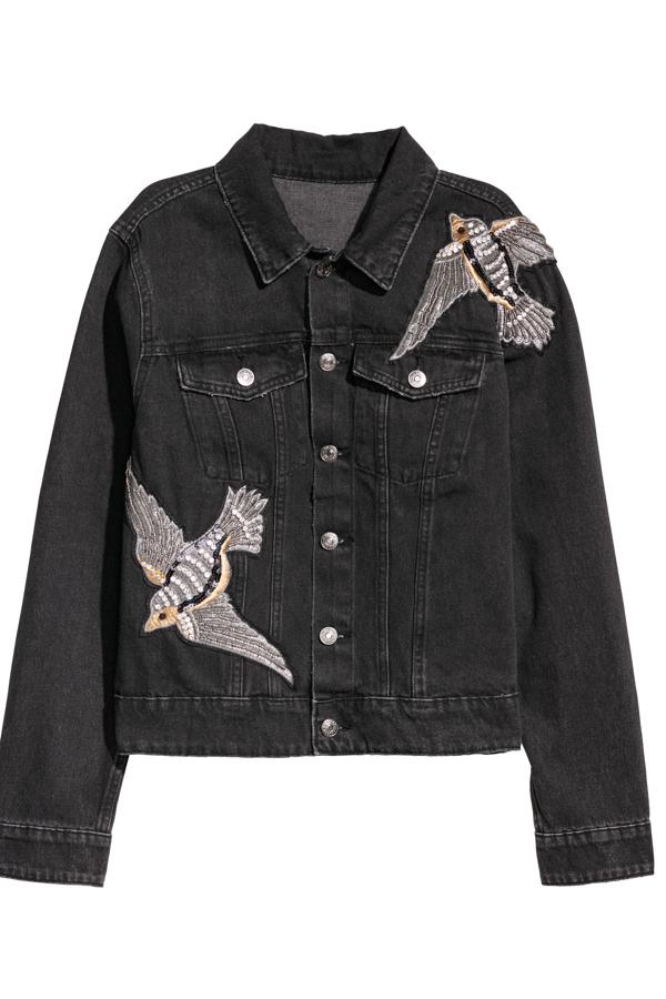 Los bordados de animales se han convertido en un atuendo muy 'trendy'. Ya nos adelantamos con las camisetas al decir que iban a  causar furor esta temporada  y ahora nos atrevemos a decir que sí, las cazadoras con figuras de animales también entran dentro de las prendas 'imprescindibles' para tu armario. Ésta es de  H&M  y tiene un precio de  59,99 euros.