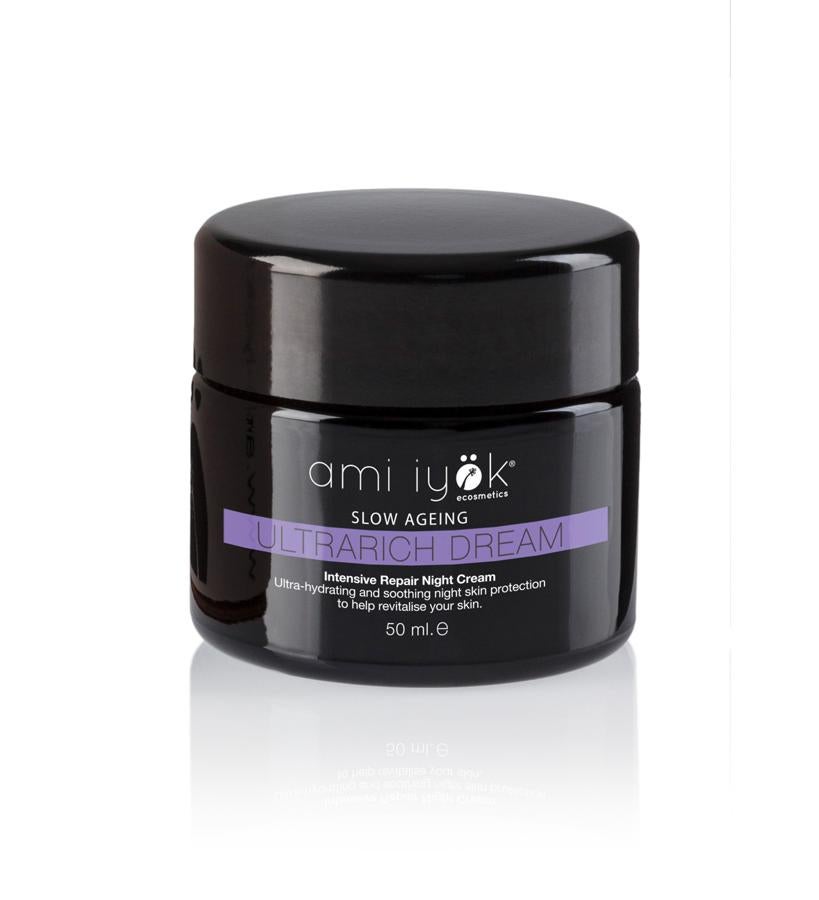Sus ingredientes –manteca de karité, aceite de argán, aceite de oliva, sacha inchi, aceite de almendras y cera de abejas– componen una combinación muy nutritiva e hidratante con toques de lavanda. También incorpora en su formulación activos de incienso indio, que reparan y desinflaman, y bambú, con propiedades drenantes y reconstituyentes.  Ultrarich Dream Ami Iyök  (82 €).