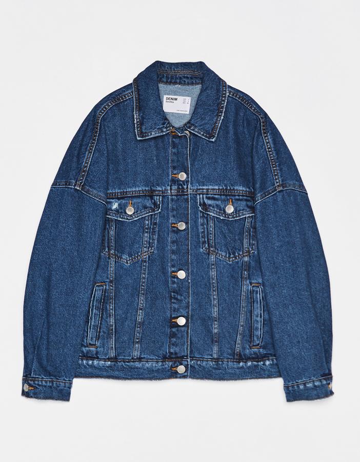 Las cazadoras 'oversize' siguen conquistando el mundo fashion femenino y se unen a las prendas estrella de esta temporada. Además es una pieza tan versátil que la puedes combinar con cualquier tipo de estilo. Ésta es de  Bershka  y cuesta  25,99 euros.  También la hay disponible en color negro, verde y rosa.