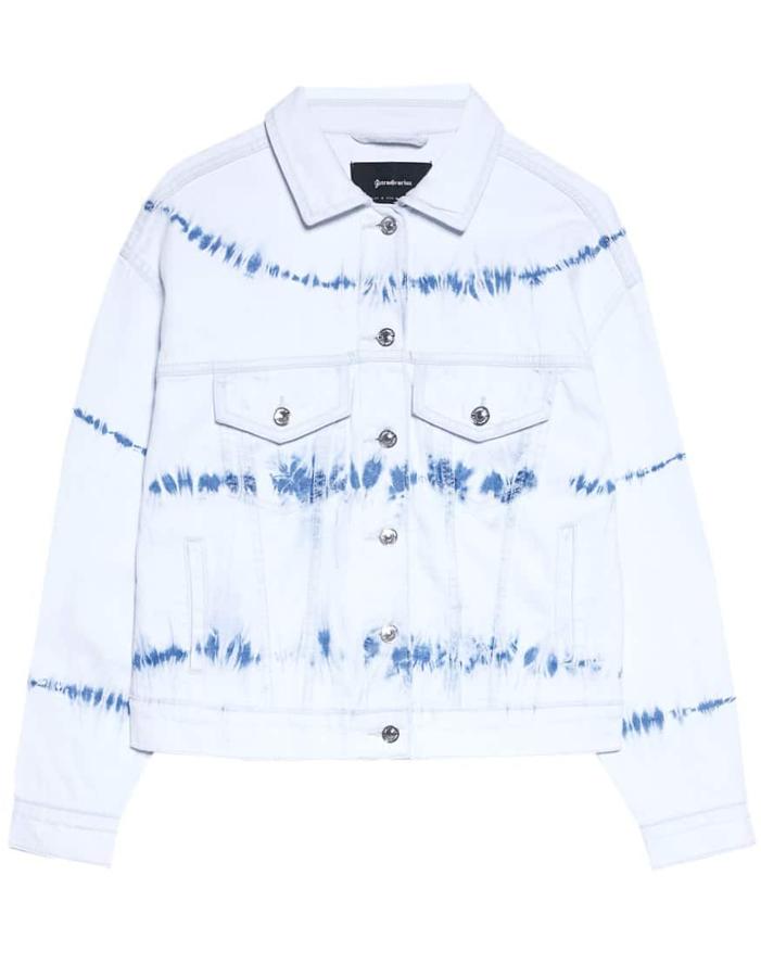 Para los que prefieren vestirse con colores claros. Ésta cazadora, de  Stradivarius,  será una gran aliada para combatir los meses de entretiempo. Tiene un precio de  29,99 euros .