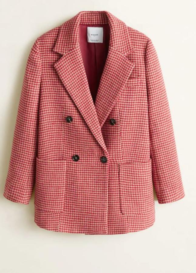 Abrigo diseño midi con tejido pata de gallo, cuello y puños abotonados. (Mango, 89,99 euros).