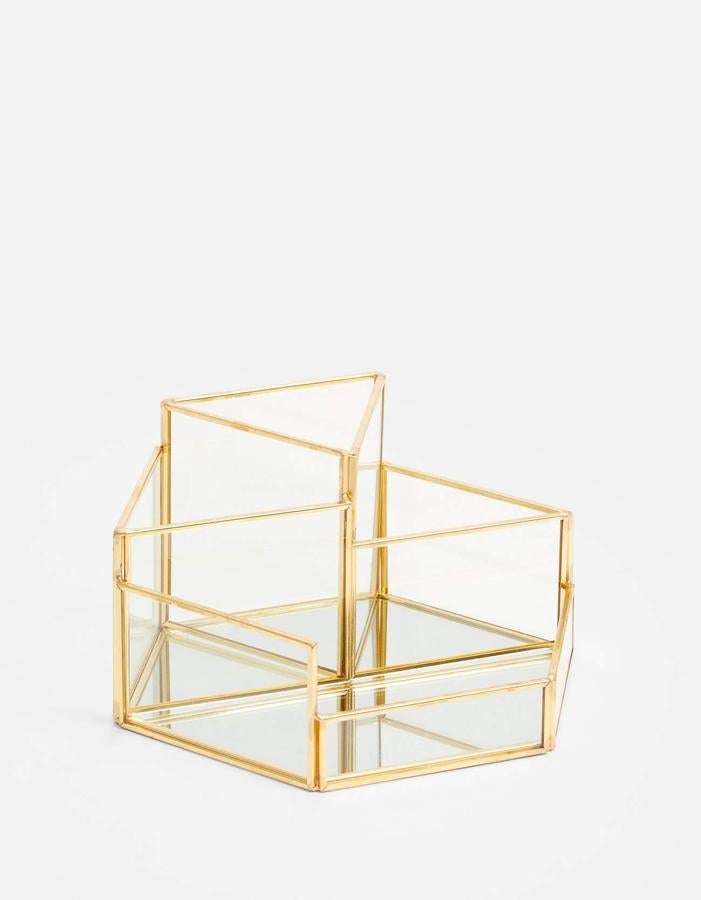 Ordenar todos los pequeños objetos que tenemos desperdigados en la habitación, las piezas de bisutería que no podemos colgar o decorar una mesita con un artículo minimalista nunca había sido tan fácil. Stradivarius pone a tu disposición esta caja de cristal grande, por 17,99€.