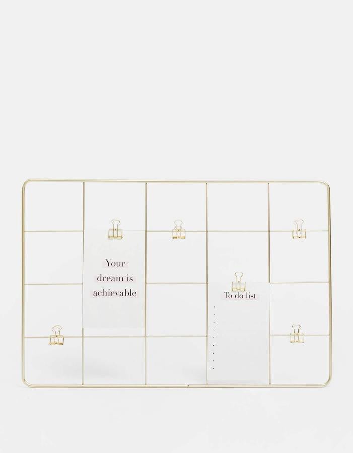 Súper original, de estética minimal, sencillo y acoge tanto fotografías como postales, notitas y tarjetas. Este cuadro minimalista puede estar colgando de tu pared o sencillamente apoyado en una estantería de la habitación, del despacho o del salón, por 12,99€.