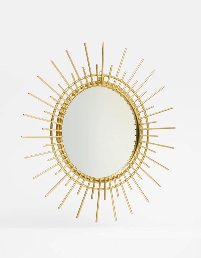 “Espejo, espejito mágico… ¿quién es la más bella del reino?”. Quizás consigas que te responda este original espejo metálico con forma de sol, engalanado con rayos en color dorado, por 15,99 €.