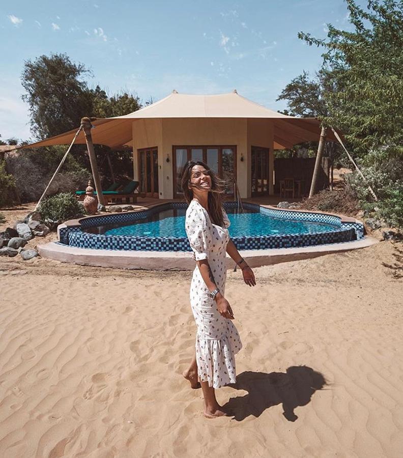 Laura Matamoros entra en nuestro 'top 10' de la primavera gracias a este favorecedor vestido midi estampado con manga farol y volante en el bajo de Mioh.