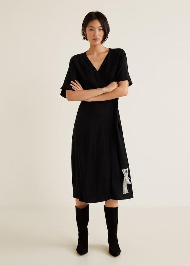 Un diseño de la colección de fiesta de Mango con falda acampanada en tejido fluido, lazo a la cintura y un adorno de flecos en hilo metalizado (29,99 euros).