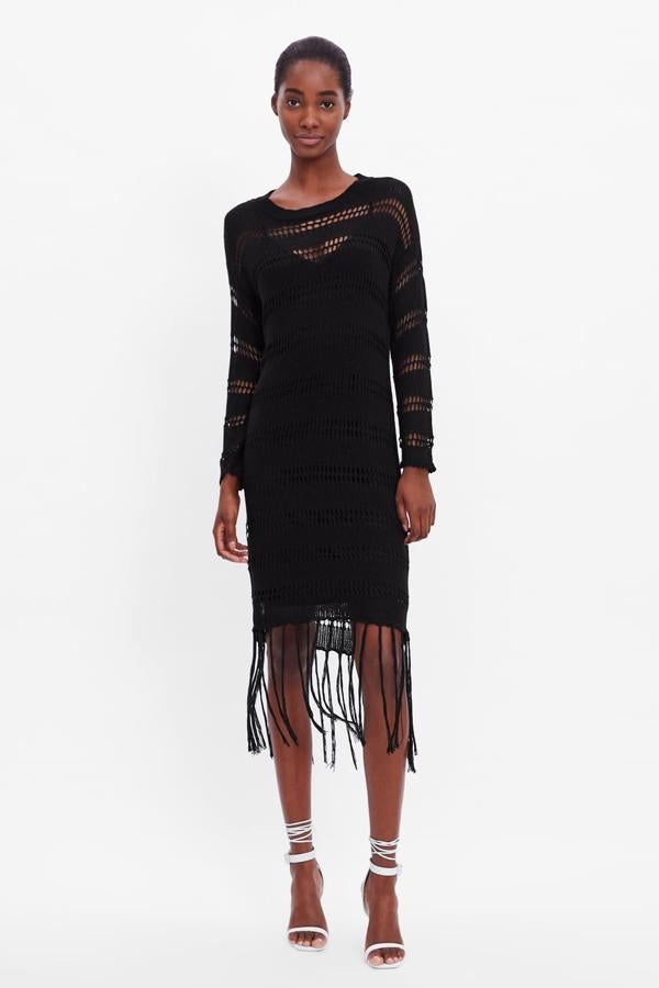 Vestido de cuello redondo y manga larga, con forro combinado a tono. Lleva un original bajo acabado con flecos (Zara, 29,95 euros)