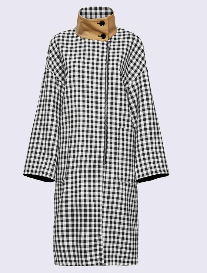 Trench de algodón con estampado Vichy, línea holgada y cuello alto con botones a la vista. (Marella, 349,00 euros).