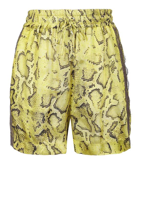 Shorts de sarga de viscosa, estampado serpiente y detalle de banda lateral en encaje aplicado en transparencia. (Pinko, 185 euros).